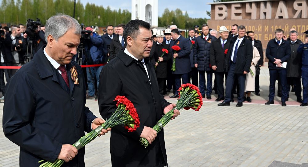 Президент Садыр Жапаров и gредседатель Гоcдумы РФ Вячеслав Володин возложили цветы к мемориалу и почтили память погибших солдат минутой молчания