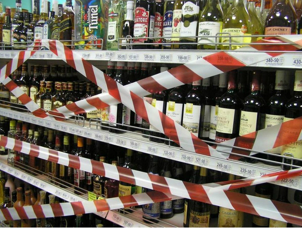 Слишком много пьем: в России могут запретить продажу крепкого алкоголя после 20:00 