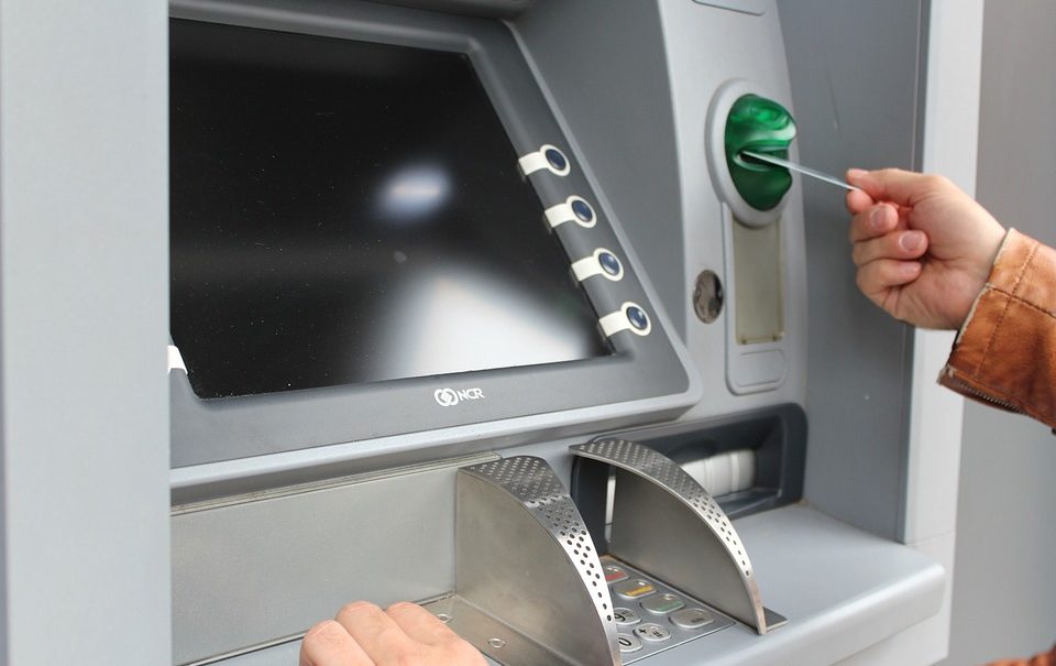 Поменьше налички: российские банки ужесточают условия снятия денег в банкоматах 