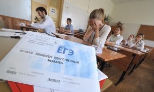 В Госдуме предложили разрешить школьникам пересдавать ЕГЭ летом