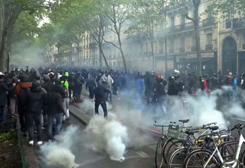 Пока в стране протесты: французского министра раскритиковали за откровенный любовный роман