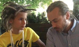 Уже выпускник: как сын рэпера Децла выглядел на своем последнем звонке