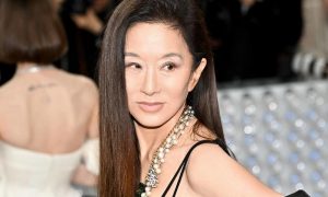 «Господи, эти ноги…»: в Сети переживают за 73-летнюю Веру Вонг, еле передвигающуюся на шпильках