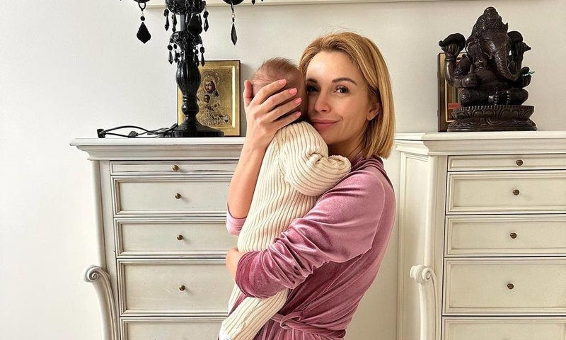 Ольга Орлова впервые показала лицо своей маленькой дочери: на кого похожа малышка 