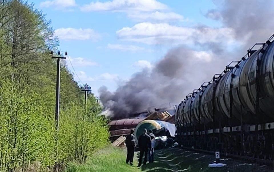 Поезд сошел с рельсов в Брянской области после подрыва