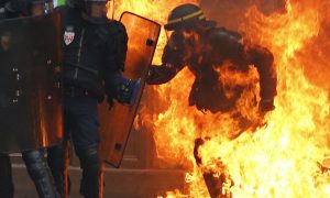 Черный Майдан во Франции: протестующие начали линчевать полицейских - за ними гоняются по улицам и убивают