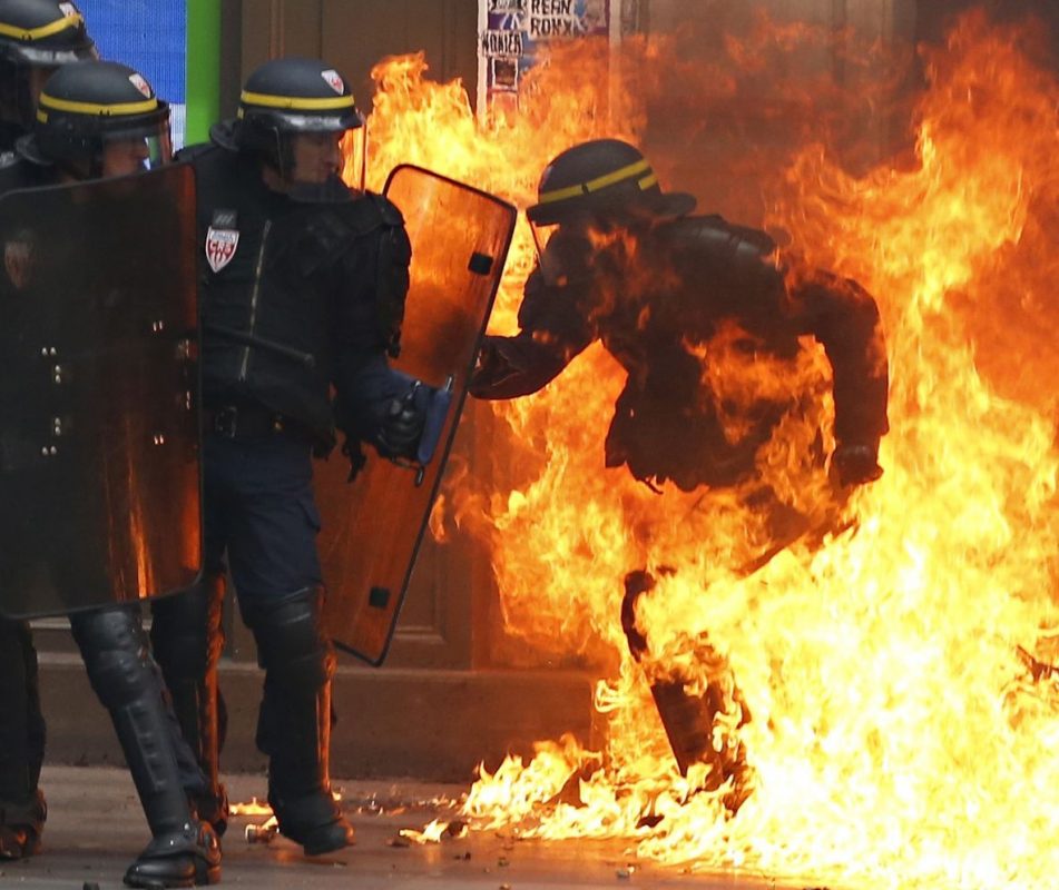 Черный Майдан во Франции: протестующие начали линчевать полицейских - за ними гоняются по улицам и убивают