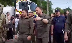 Зеленский неожиданно приехал в Херсон и с наигранным состраданием поразился масштабам разрушений