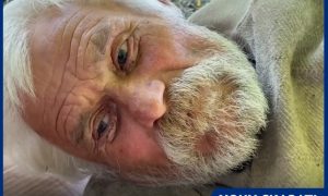 Мужчина лежит под окнами БСМП Таганрога: после выписки из больницы пациент решил остаться под присмотром медиков