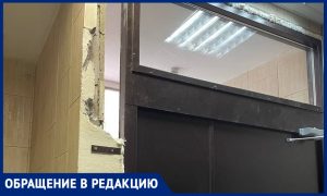 «Дыра в стене вместо вентиляции», - в московской многоэтажке заменили подъездную дверь