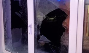 В Ульяновске буйные соседи напали на участника СВО и забросали его дом камнями
