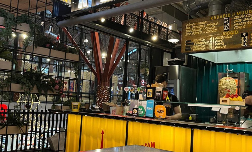 Фашистский кебаб в Таллине: на форме закусочной нарисовали орла третьего рейха 