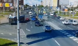 Массовое ДТП с бешеным самосвалом в Петербурге попало на видео