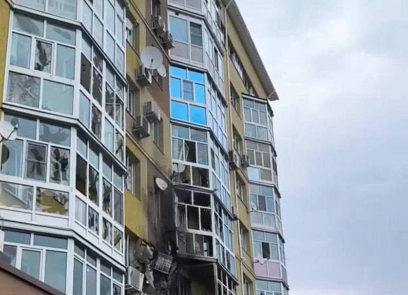 Взрыв в жилом доме Воронежа: в окно квартиры врезался беспилотник 