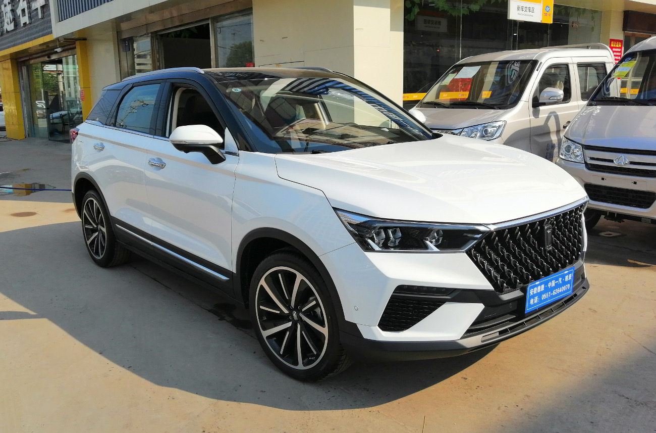 Распиаренная командой Смольного Lada X-Cross оказалась необоснованно дороже китайского близнеца FAW Bestune