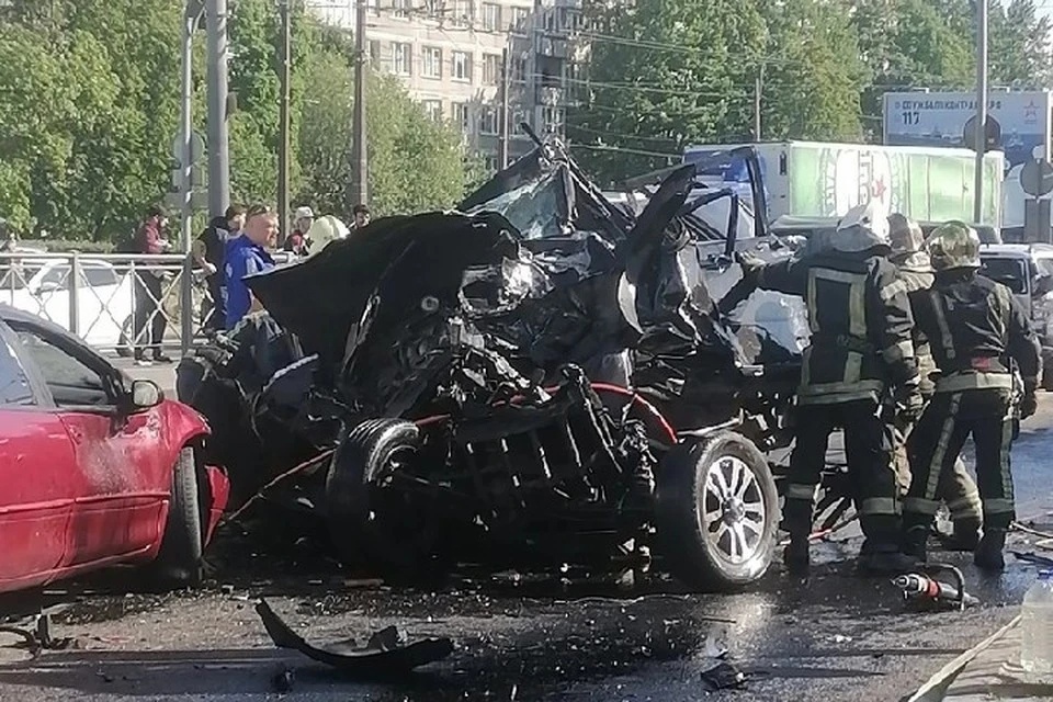 Массовое ДТП с бешеным самосвалом в Петербурге попало на видео