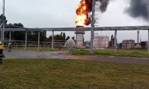 В Краснодаре произошел мощный пожар на нефтеперерабатывающем заводе: что известно на данный момент