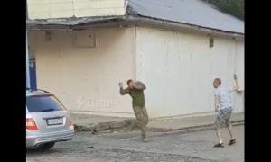 На Украине мужчина забросал камнями военкома, который привез ему повестку