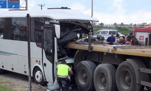 В Турции «бешеный» автобус с россиянами врезался в стоящий грузовик
