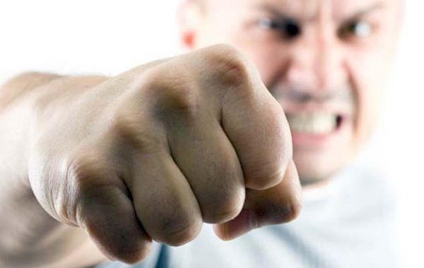 Свинко и Хохол устроили жесткую драку в Калининграде из-за своих украинских фамилий Свинко и Хохол устроили жесткую драку в Калининграде из-за своих украинских фамилий