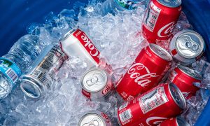 Скандал из-за Coca-Cola: ученые США требуют заменить в популярном напитке подсластитель, вызывающий рак