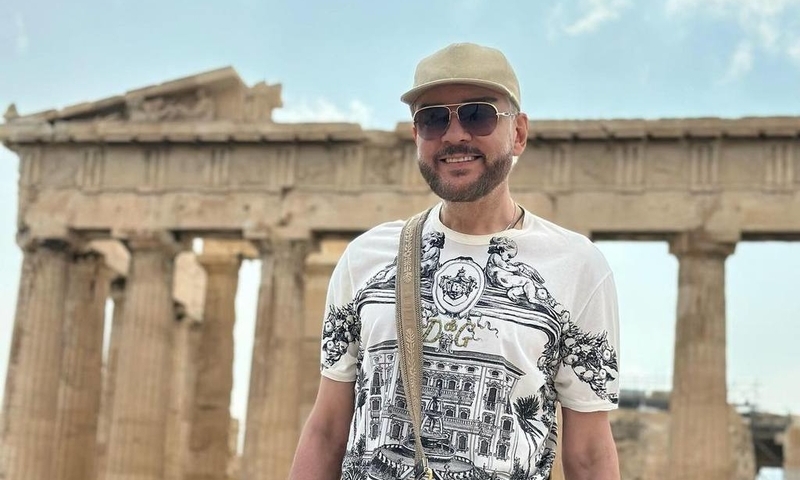 Задрал майку у всех на глазах: перекроенного Киркорова застали за съемками обнаженного пресса Задрал майку у всех на глазах: перекроенного Киркорова застали за съемками обнаженного пресса