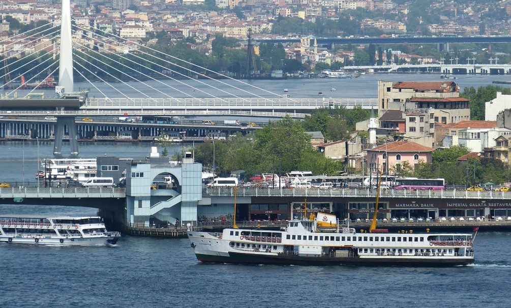 Турция повысила плату за проход судов через Босфор и Дарданеллы: какие товары подорожают для россиян 