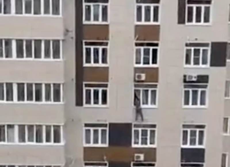 Аж ладони вспотели: в Воронеже монтажники показали, как устанавливают кондиционер в высотке 