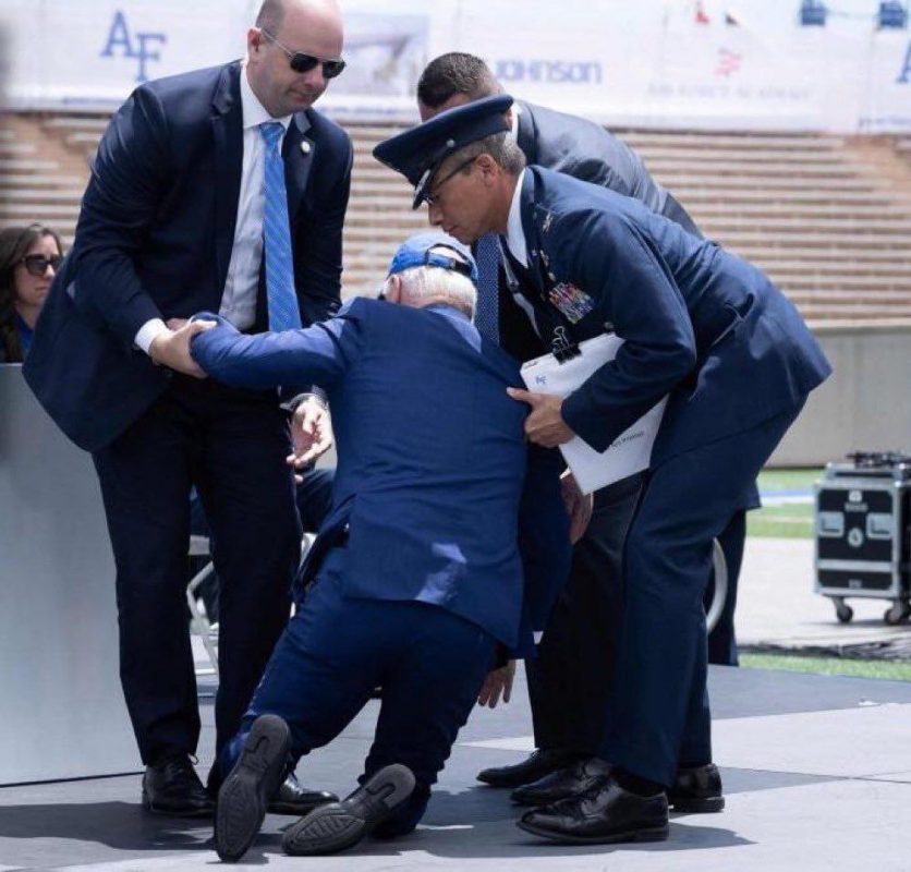 Американцы заметили странные детали в падении Джо Байдена