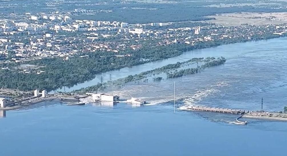 «Наступление меняется на отступление». Как разрушение плотины Каховской ГЭС скажется на военных действиях 