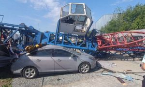 В Новосибирске кран вместе с крановщицей рухнул на припаркованные автомобили