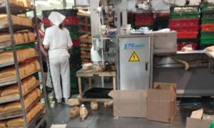 Полуголые сотрудники и разбросанные по полу батоны: что скрывает воронежский хлебозавод