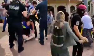 Полицейские в Киево-Печерской лавре набросились на женщин и утащили мужчину за ноги по асфальту