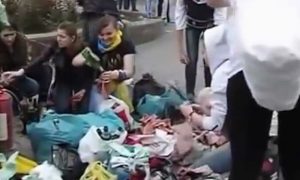 Очень страшное видео: комбат Ходаковский нашел ролик, как украинские националистки делают 