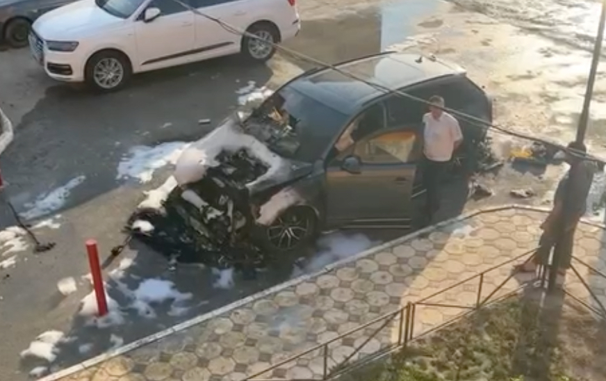 В Кизляре сожгли автомобиль депутата В Кизляре сожгли автомобиль депутата