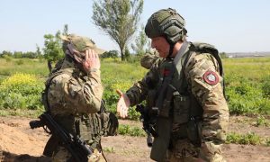 Готовились встретить врага ножами: Рогозин рассказал о подвиге отряда «БАРС» на передовой