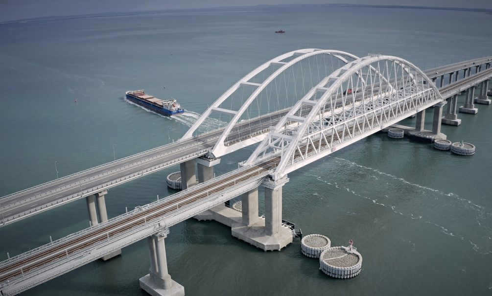 Украинскую крылатую ракету сбили в небе над Крымским мостом 