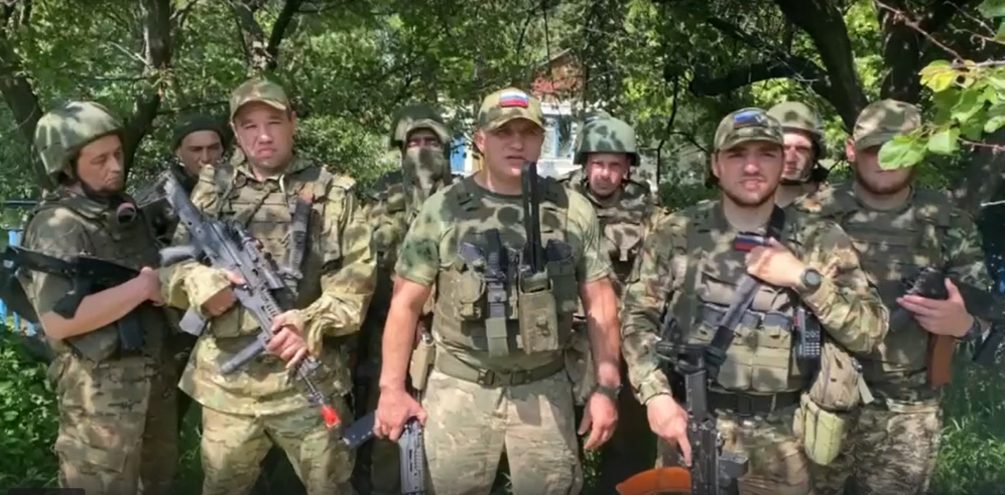 На фото в центре командир подразделения Минобороны РФ "Шторм Z" Алиетдин Махмудов