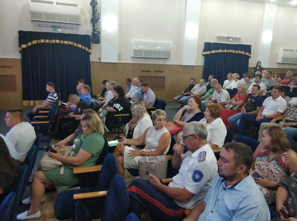 На фото - та самая встреча, во время которой юрист Малофеев начал задавать неудобные вопросы чиновнику Камфарину