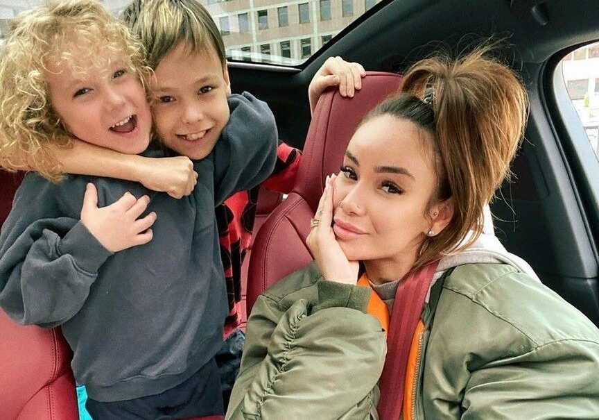 Айза призналась, что до сих пор спит с сыновьями в одной кровати: «Мы часто переезжаем, они боятся» Айза призналась, что до сих пор спит с сыновьями в одной кровати: «Мы часто переезжаем, они боятся»