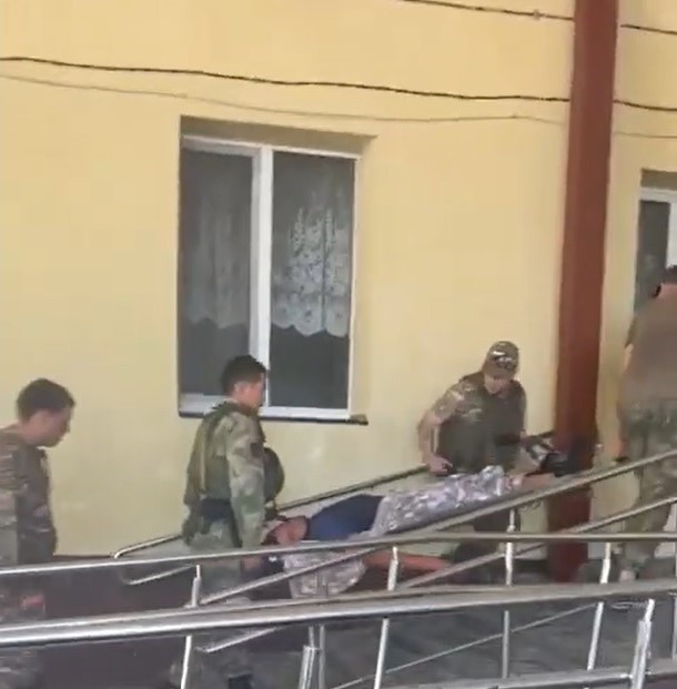На фото: бойцы Минобороны РФ спасают солдата. Источник "Блокнот"