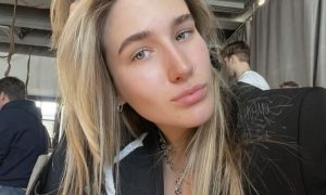 Родина-мать зовет? Самарская секс-блогерша потрогала за грудь монумент ВОВ, и улеглась в коротких шортах на братскую могилу