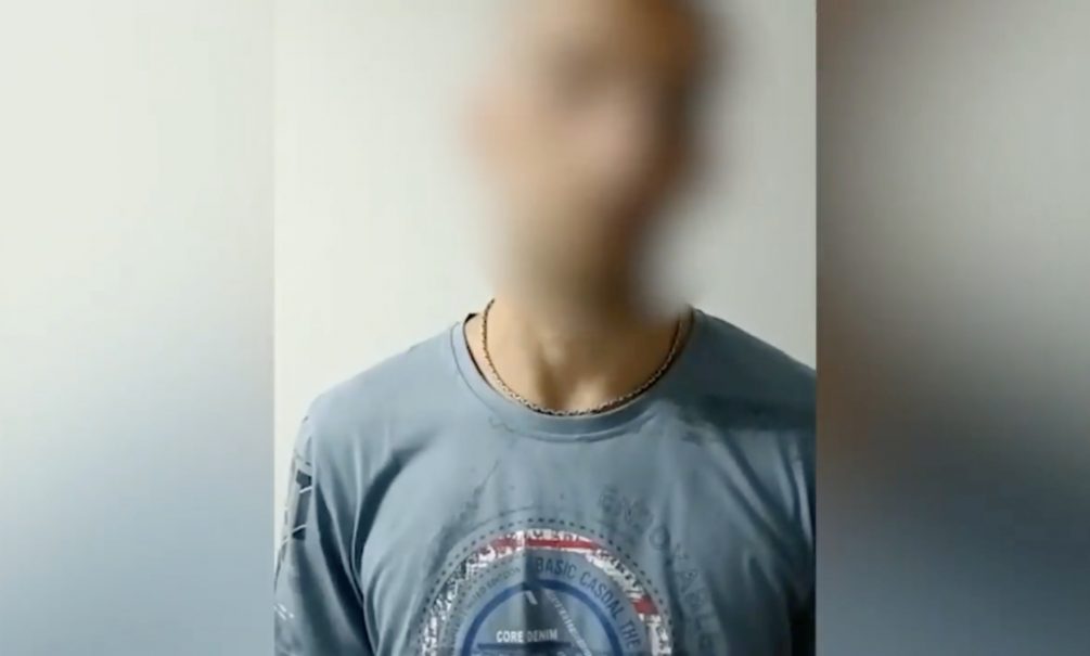 На Украине мужчине вручили повестку за то, что он слушал российскую песню На Украине мужчине вручили повестку за то, что он слушал российскую песню