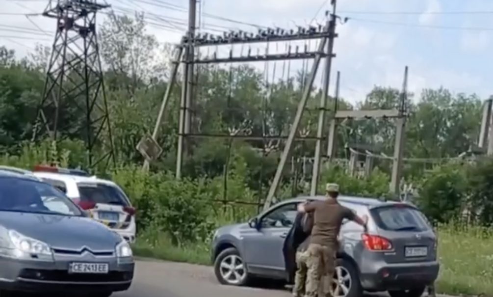 «Добровольная» мобилизация продолжается. В Черновцах мужчину силой затолкали в машину военкома 