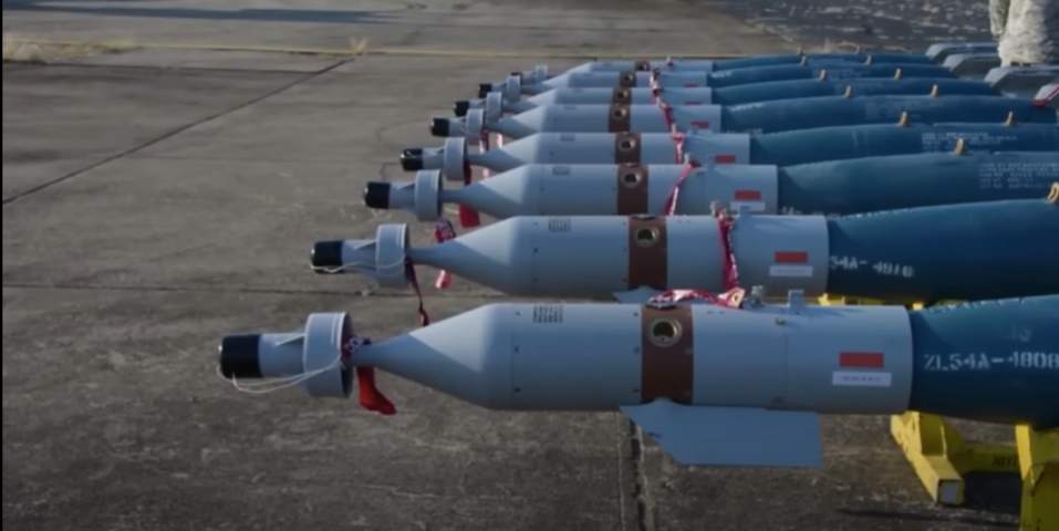 Все-таки дали: на Украине зафиксировали истребители с американскими супербомбами Все-таки дали: на Украине зафиксировали истребители с американскими супербомбами