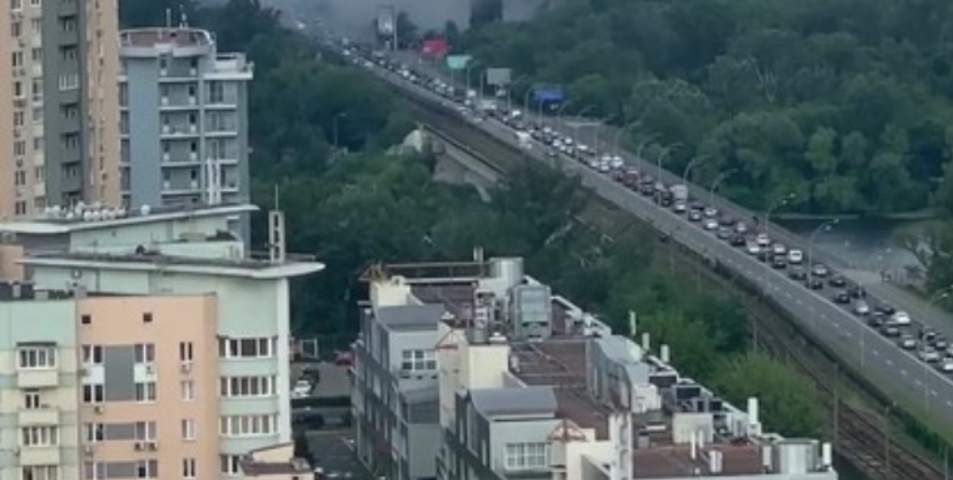 Всё в дыму: ночные удары по Киеву создали гигантскую пробку Всё в дыму: ночные удары по Киеву создали гигантскую пробку