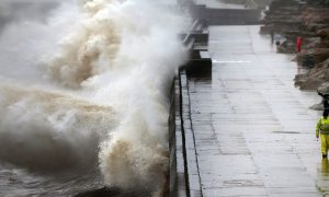 Машины тонут, люди бегут, реки рвутся из берегов: супертайфун ударил по Китаю