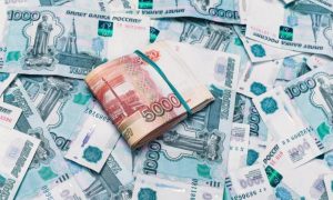 Евро за сто, доллар — выше 92: почему падает рубль и что будет дальше