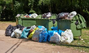 В Госдуме придумали еще одну мусорную реформу: россиян хотят заставить платить за вес отходов, выбрасываемых в контейнер