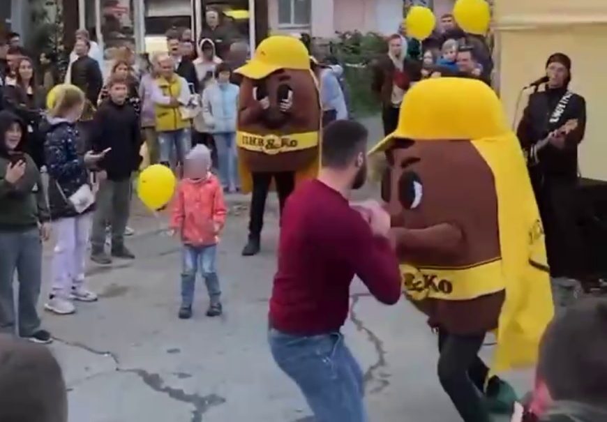 В Екатеринбурге мужчина устроил эпичный бой с аниматорами в костюмах пивных бочек 